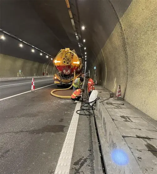 宁陕隧道排水渠清淤